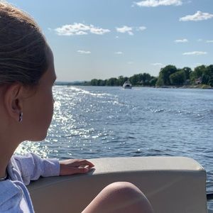 Meet your Posher, Stella